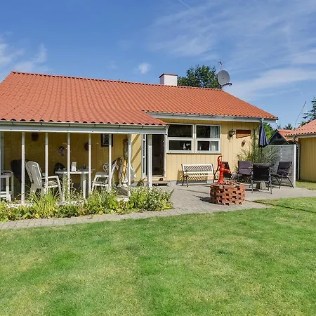 Three-bedroom Holiday In * Hals